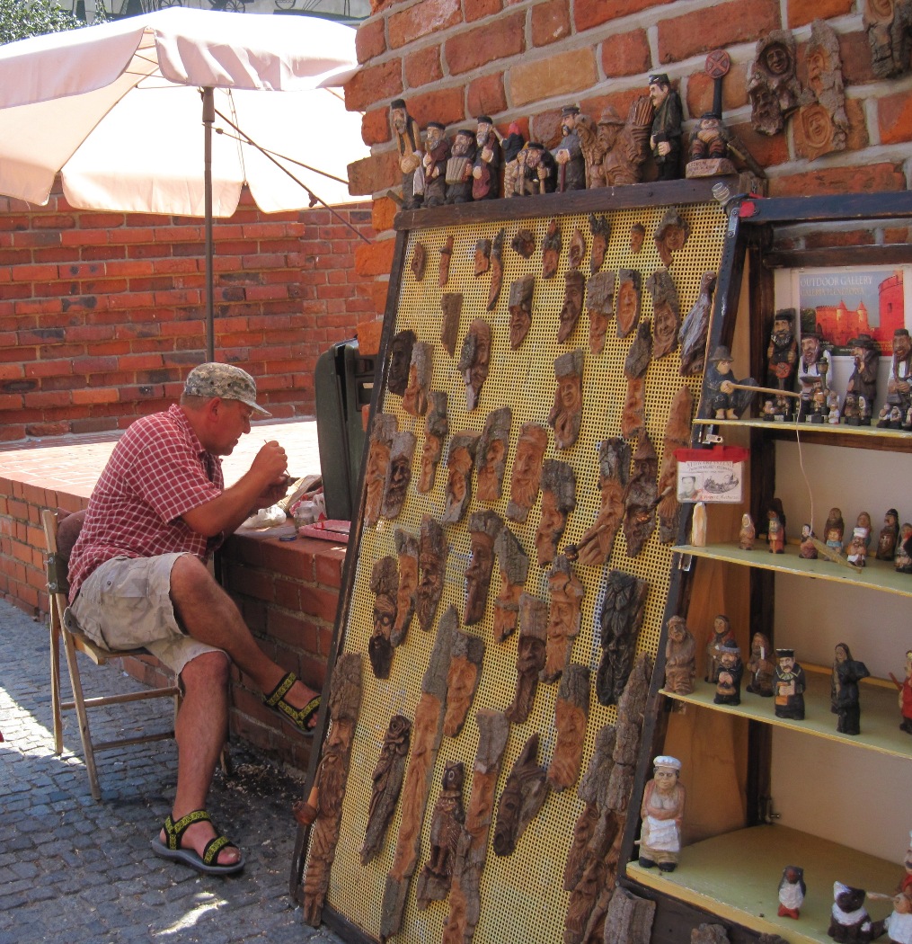 55-Varsavia-Un artigiano di piazza che lavora il legno